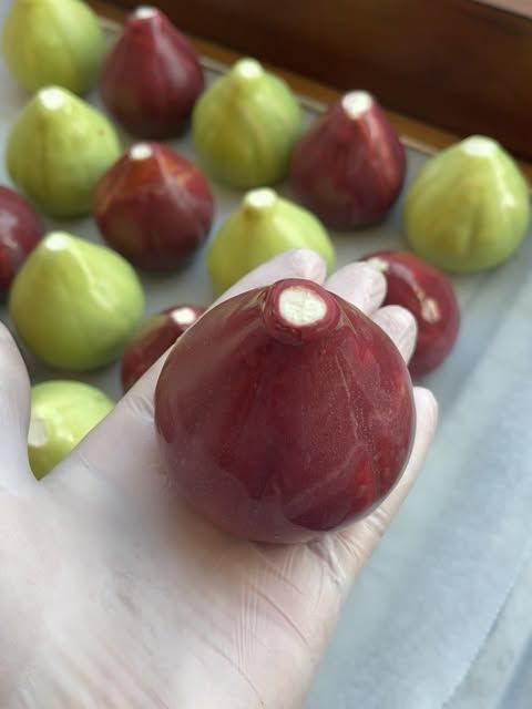 Green and purple figs on a tray